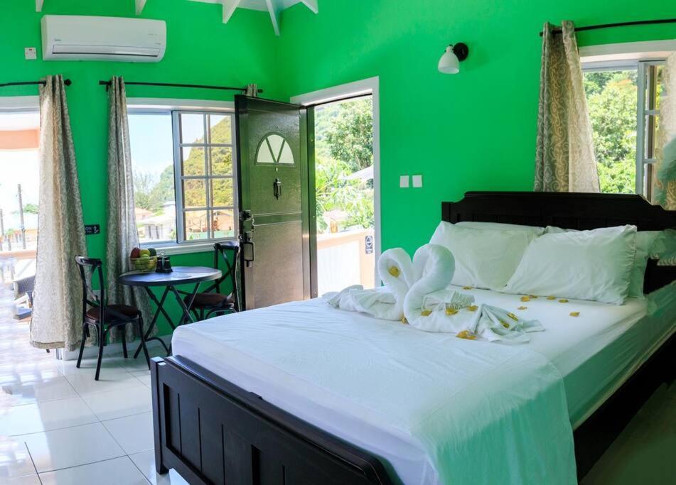 Maggie'S Inn Soufrière 外观 照片
